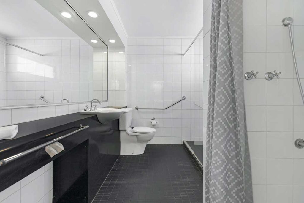 accommodation-bathroom-caledonian-hotel-echuca