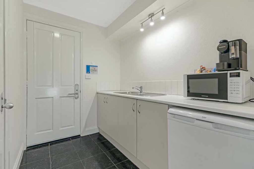 accommodation-kitchenette-caledonian-hotel-echuca