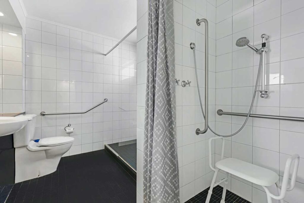 accommodation-shower-caledonian-hotel-echuca